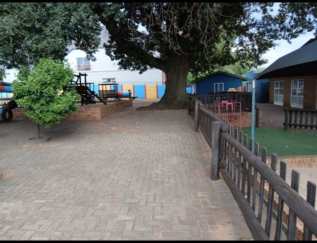 1,800M² BUSINESS CENTRE FOR SALE IN HORIZON VIEW
